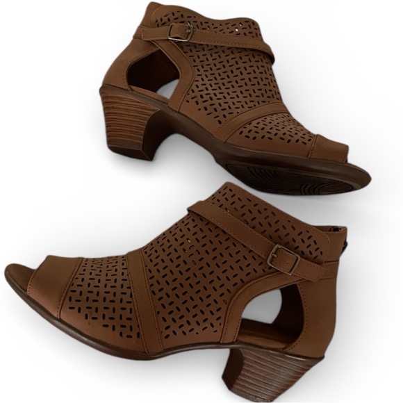Easy Street Sz 6W Caramel Brown Peep-Toe Ankle Boots Shooties Zip Back - Picture 2 of 12